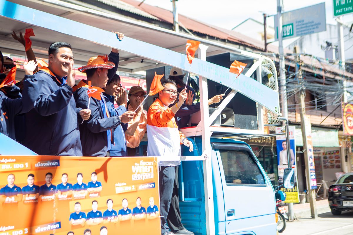 เจ็กวัฒน์นำทีมผู้สมัคร ส.ม. พรรคประชาชน ขึ้นรถแห่ขอบคุณประชาชนทั่วเมืองพัทยา หลังทราบผลการเลือกตั้งท้องถิ่น ปี 2569