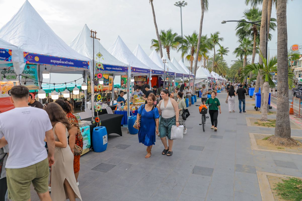 บรรยากาศถนนวัฒนธรรมริมชายหาดพัทยา ที่รวบรวมของดี อาหารพื้นถิ่น และผลิตภัณฑ์ชุมชนจาก 25 จังหวัดภาคกลางมาไว้ในงานเดียว